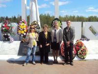 Приезд дочери погибшего, Рыбакова Сергея Никоновича на воинское захоронение «Любино Поле» (май 2012 год)